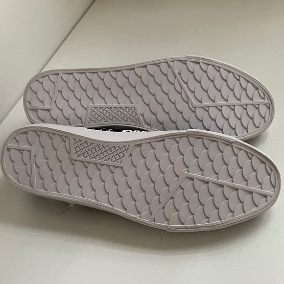 Looney Tunes Bugs Bunny Womens 11.5 Canvas Sneaker Low Cut Fun Cartoons Bold - Picture 13 of 13